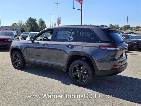 New 2025 Jeep Grand Cherokee Altitude image 9