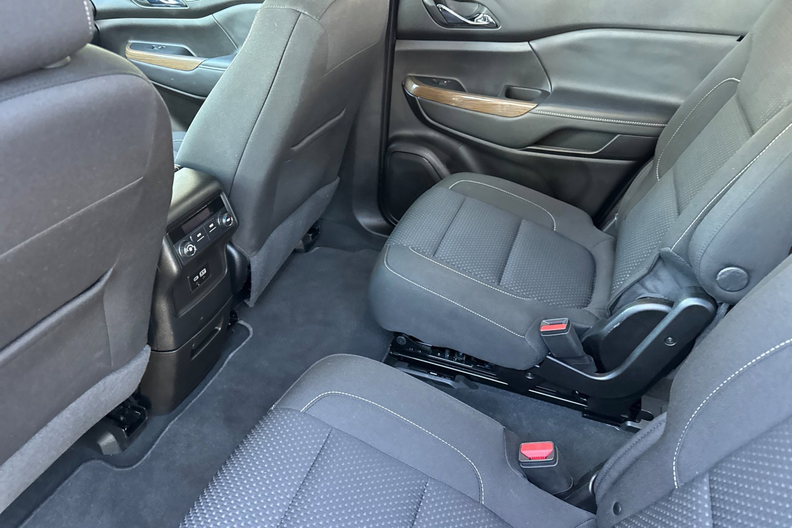 Certified 2023 GMC Acadia SLE w/ LPO, Cargo Package FWD image 13