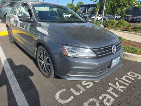 Used 2017 Volkswagen Jetta SE FWD image 1