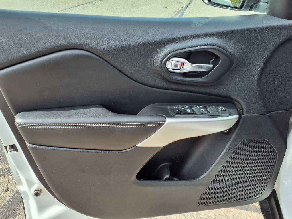 Used 2018 Jeep Cherokee Latitude Plus FWD image 12