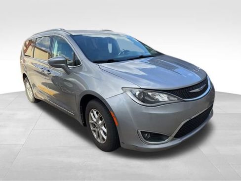 Used 2020 Chrysler Pacifica Touring-L image 3