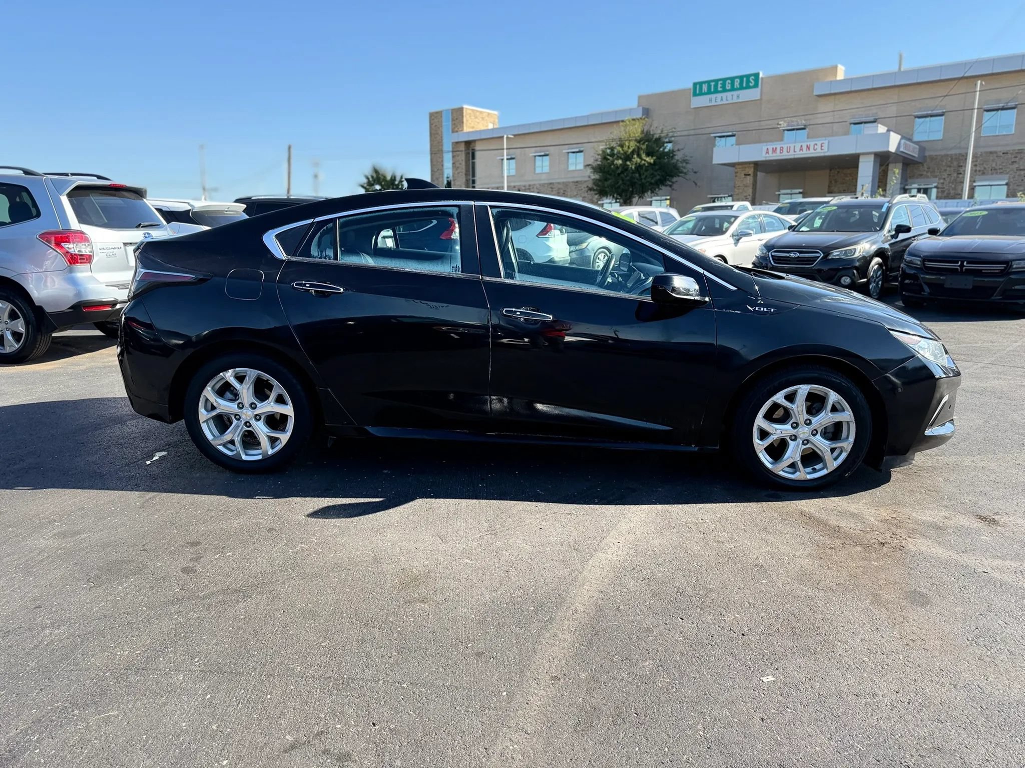 Used 2017 Chevrolet Volt Premier w/ Driver Confidence II Package FWD image 2
