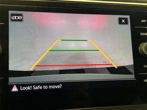 Used 2021 Volkswagen Tiguan SE image 25