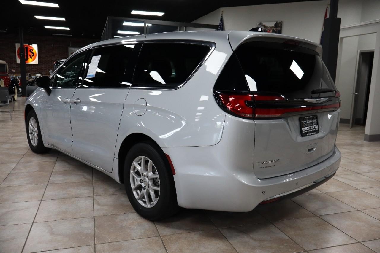 Used 2024 Chrysler Pacifica Touring-L FWD image 3