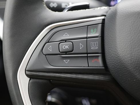 Used 2025 Jeep Grand Cherokee Altitude AWD/4WD image 18