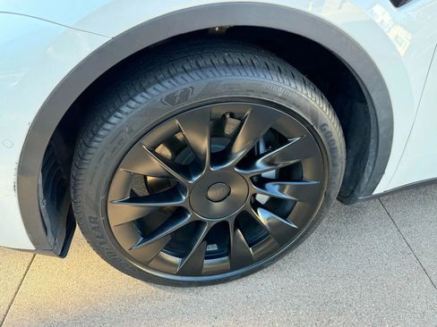 Used 2023 Tesla Model Y Long Range image 39