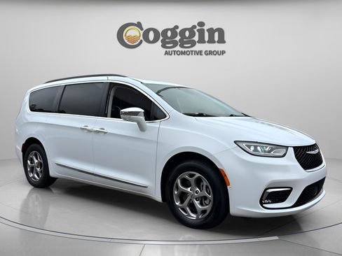 Used 2022 Chrysler Pacifica Limited w/ Uconnect Theater Family Group image 7