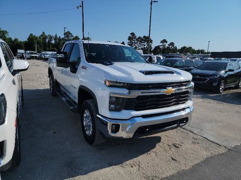 Used 2025 Chevrolet Silverado 2500 LT AWD/4WD image 2
