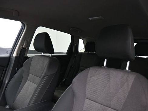 Used 2025 Nissan Rogue SV image 2