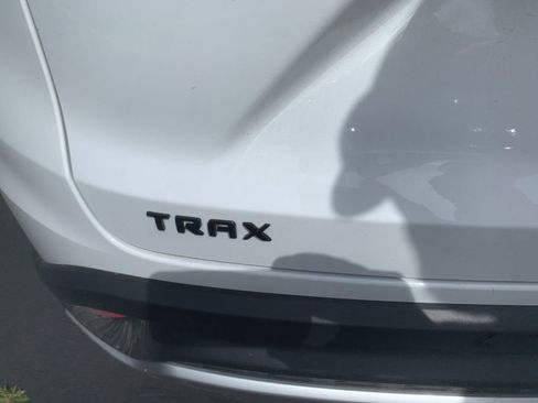 Used 2025 Chevrolet Trax LT w/ LT Convenience Package image 8