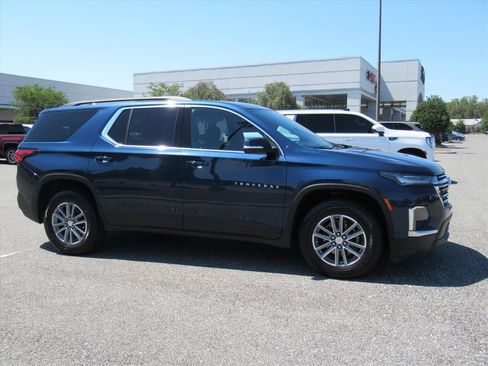 Used 2022 Chevrolet Traverse LT FWD image 2
