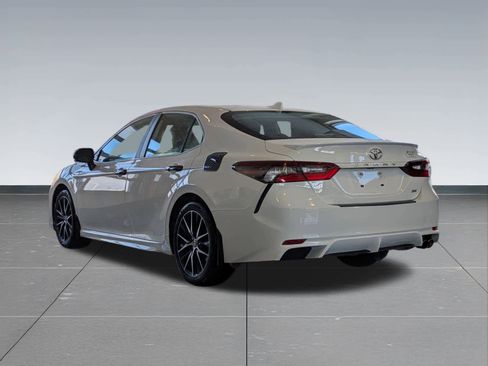 Used 2022 Toyota Camry SE w/ Cold Weather Package image 4