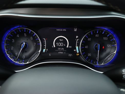Used 2023 Chrysler Pacifica Touring-L FWD image 15