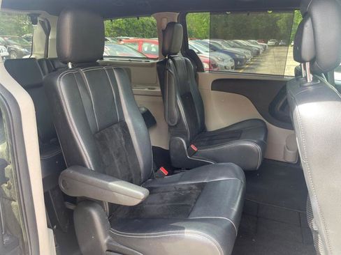Used 2017 Dodge Grand Caravan SXT w/ Driver Convenience Group FWD image 14