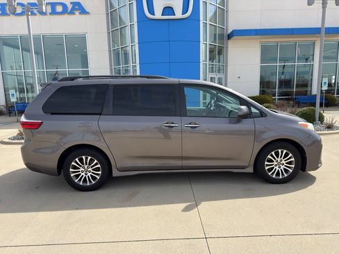Used 2018 Toyota Sienna XLE image 4