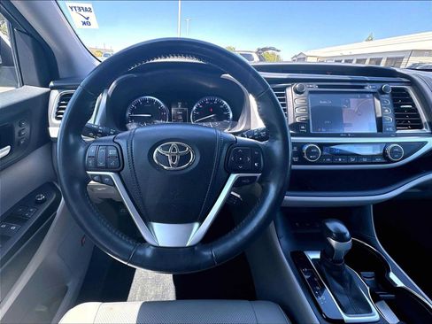 Used 2015 Toyota Highlander Limited Platinum AWD/4WD image 8