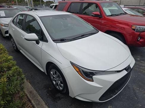 Used 2022 Toyota Corolla LE image 2