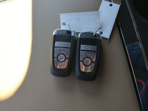 Used 2023 Ford F450 Lariat image 27