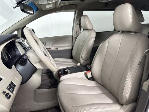 Used 2014 Toyota Sienna XLE image 5