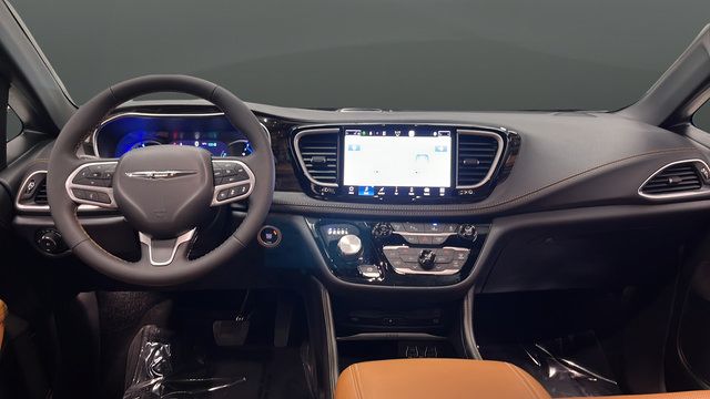 Used 2023 Chrysler Pacifica Pinnacle FWD image 11
