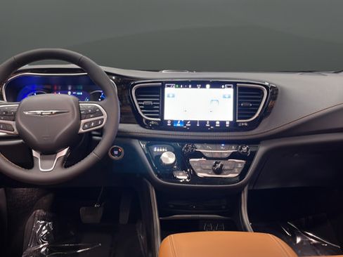 Used 2023 Chrysler Pacifica Pinnacle FWD image 11