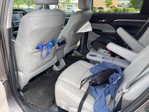 Used 2019 Toyota Highlander Limited AWD/4WD image 6