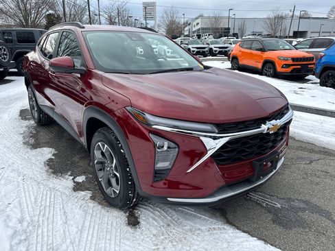 Used 2025 Chevrolet Trax LT w/ Driver Confidence Package image 8