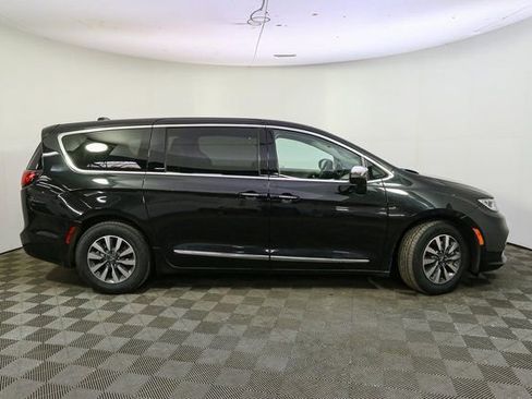 Used 2023 Chrysler Pacifica Limited image 14