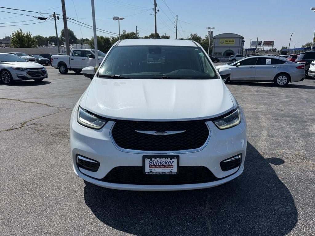 Used 2023 Chrysler Pacifica Touring-L FWD image 10