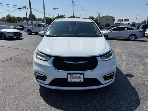 Used 2023 Chrysler Pacifica Touring-L FWD image 10