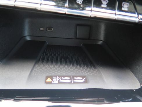 Used 2025 Chevrolet Traverse High Country w/ LPO, Roadside Safety Package FWD image 12