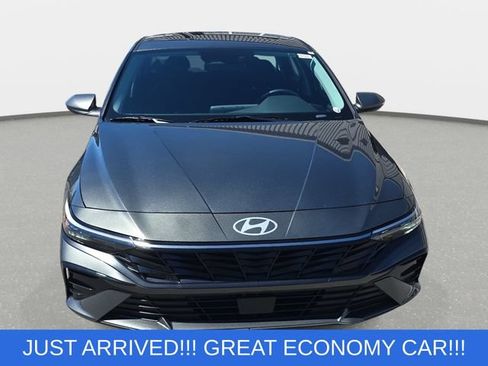 Used 2025 Hyundai Elantra SEL w/ Cargo Package FWD image 2