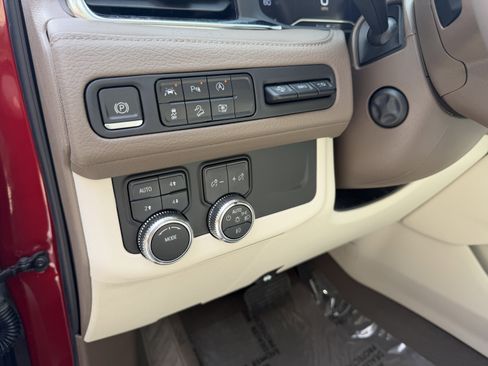 Used 2023 GMC Yukon XL Denali image 11