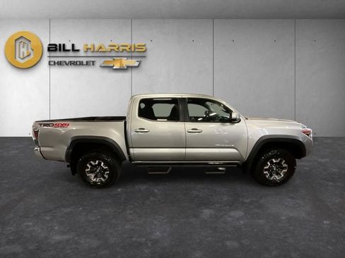 Used 2017 Toyota Tacoma TRD Off-Road w/ Tow Package (A/T) AWD/4WD image 10