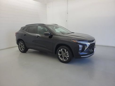 Used 2025 Chevrolet Trax LT w/ LT Convenience Package FWD image 4