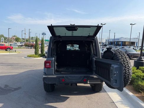 Used 2018 Jeep Wrangler Unlimited Sahara w/ Dual Top Group AWD/4WD image 12