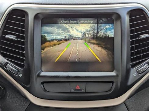 Used 2017 Jeep Cherokee Latitude w/ Cold Weather Group image 13