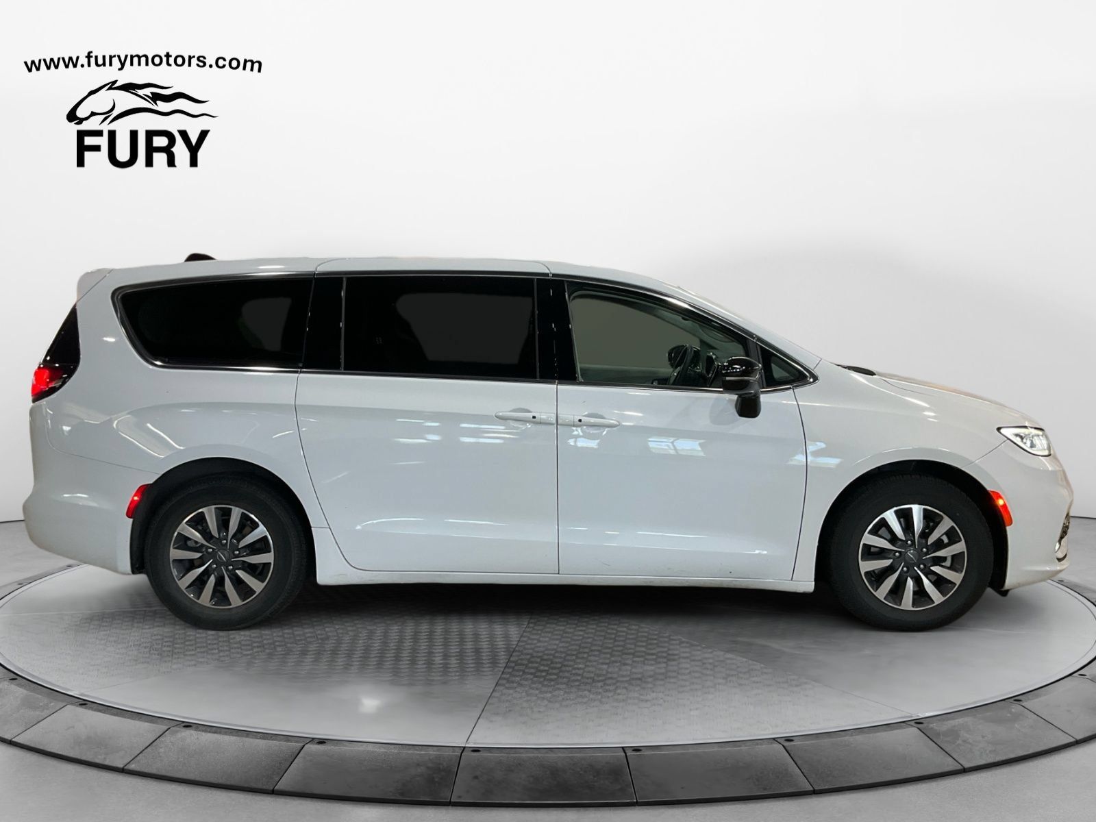 Used 2024 Chrysler Pacifica Limited FWD image 3