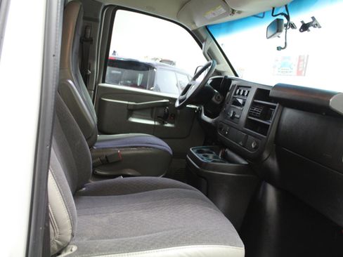Used 2018 Chevrolet Express 2500 w/ Driver Convenience Package image 18