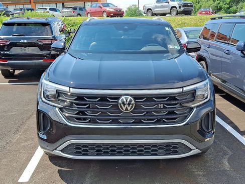 Used 2024 Volkswagen Atlas Cross Sport SE w/ Panoramic Sunroof Package FWD image 2