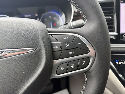 Used 2024 Chrysler Pacifica Limited FWD image 27