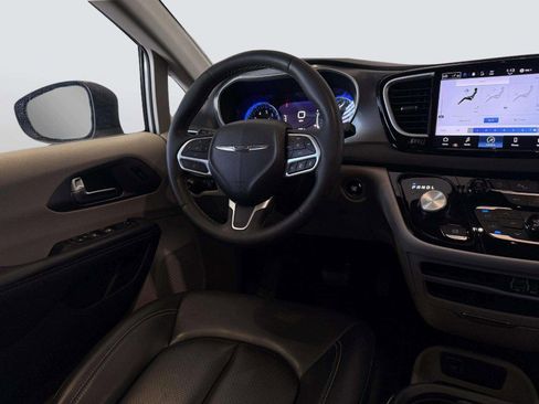 Used 2023 Chrysler Pacifica Touring-L FWD image 26