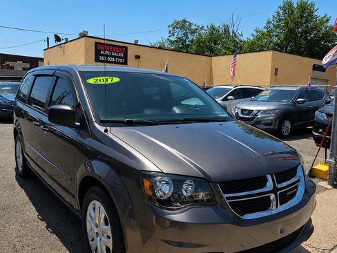 Used 2017 Dodge Grand Caravan SE FWD image 2