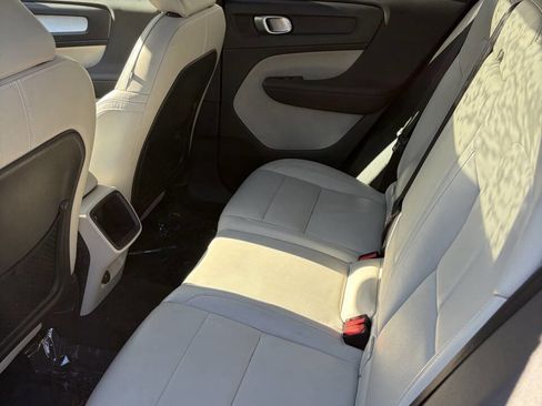 Used 2021 Volvo XC40 T5 Momentum image 20