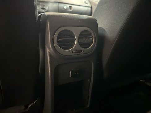 Used 2009 Volkswagen Tiguan SE image 14