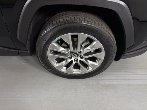 Used 2022 Toyota RAV4 XLE Premium image 10