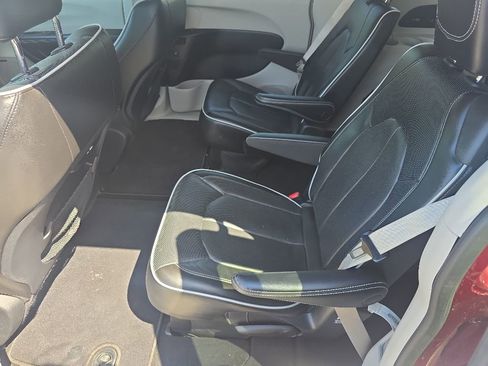 Used 2022 Chrysler Pacifica Limited FWD image 12