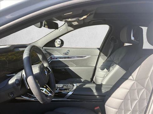 Used 2025 BMW 740i w/ Premium Package image 23