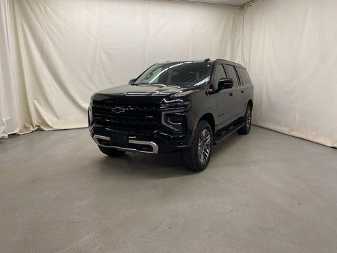 Used 2025 Chevrolet Suburban Z71 AWD/4WD image 2