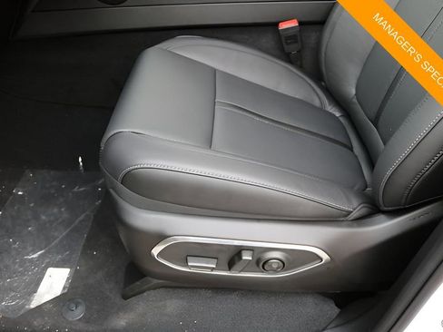 New 2025 Jeep Wagoneer L Series II AWD/4WD image 13